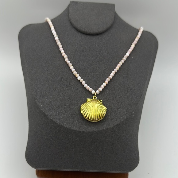 Light Pink Shell Beaded Necklace with Plastic Gold Tone Shell Locket Pendant - Picture 4 of 13